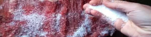 نمک سود کردن گوشت یکی از روش های نگهداری گوشت 